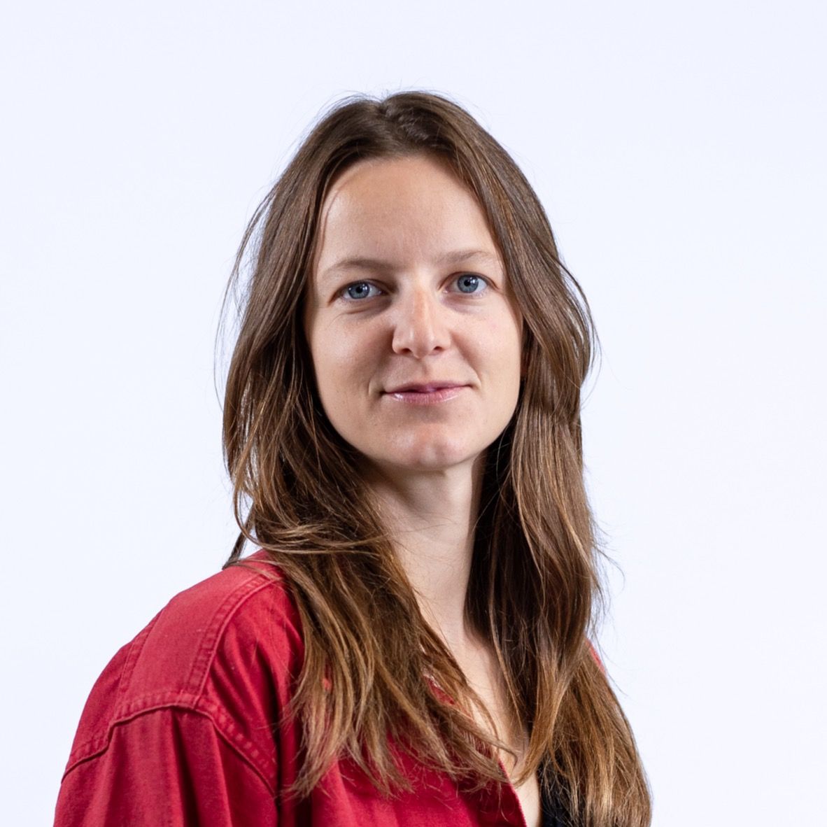 Ella-Mona Chevalley a étudié les sciences et politiques de l'environnement. Au sein d'OK Climat, elle est responsable des évaluations pour la Suisse Romande et de la mobilisation. Grâce à son expérience de la politique suisse au niveau communal, elle peut t'aider à mieux comprendre comment fonctionne une commune.