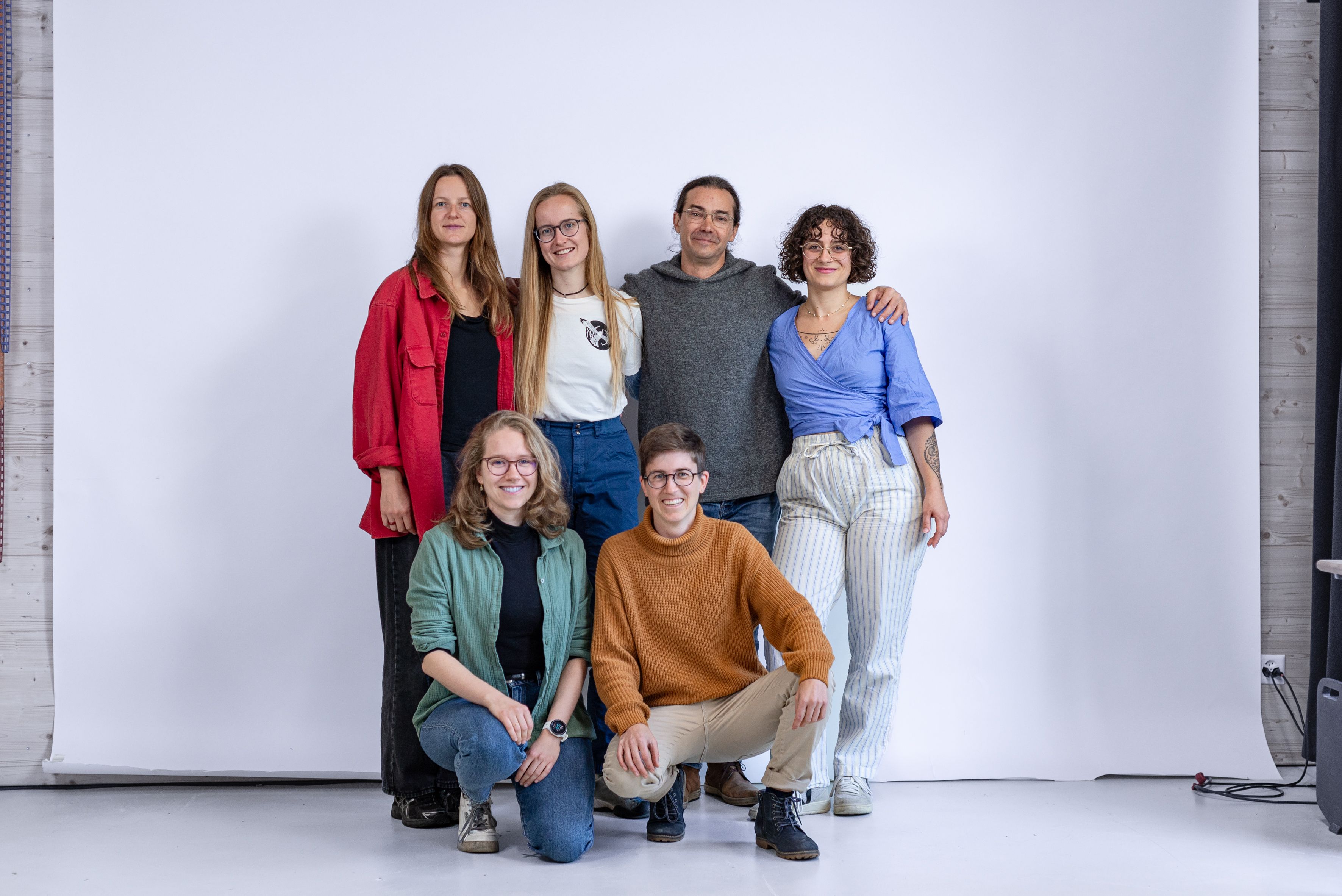 Oben links nach rechts: Ella-Mona Chevalley, Myriam Grosse, Fred Rohrer, Pardis Pouranpir. Unten links nach rechts: Manuela Liem, Rahel Aschwanden.